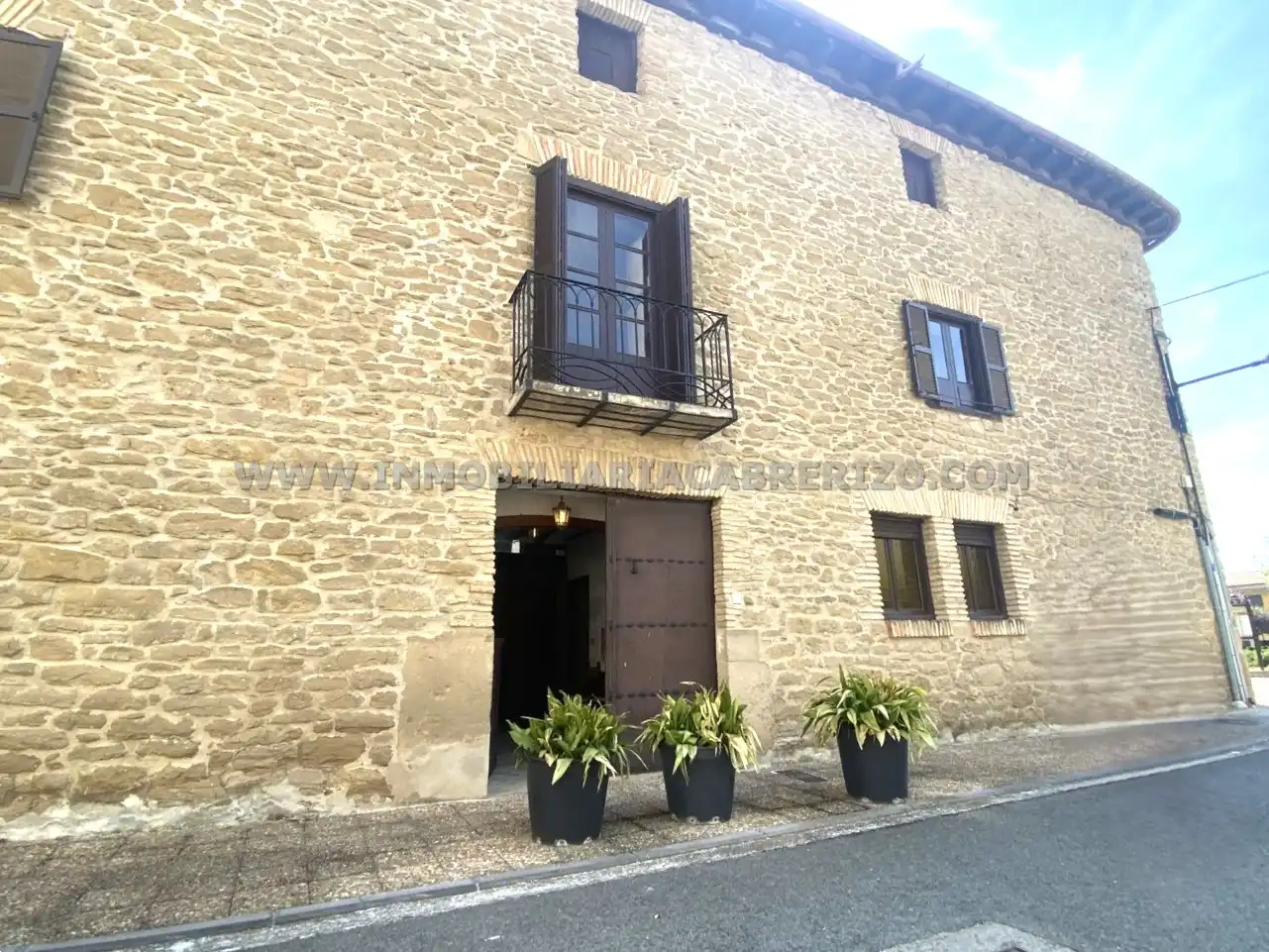 Vista exterior de Casa adosada en venda en Obanos amb Calefacció, Parquet i Terrassa