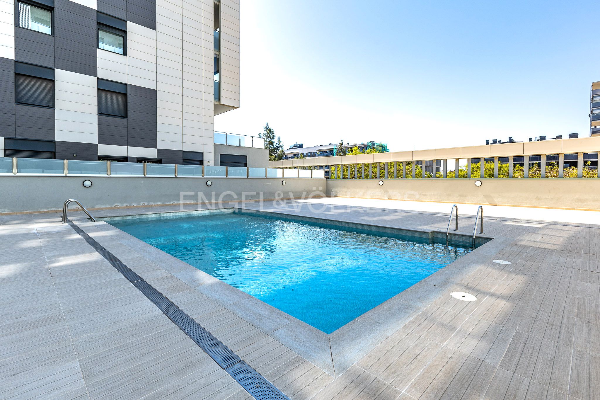 Swimming pool of Apartment for sale in Badalona  with Air Conditioner, Heating and Parquet flooring
