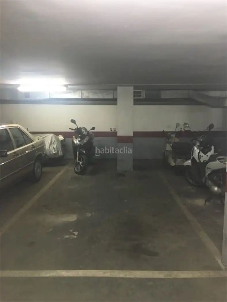 Moto de lloguer a Carrer de Francesc Llunell 51