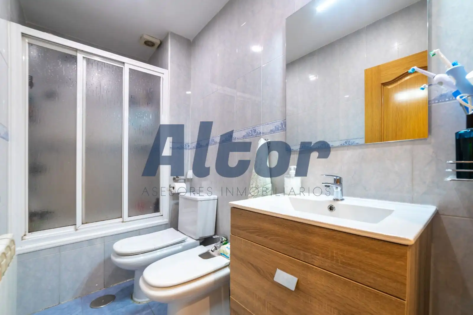 Badezimmer von Dachboden zum Verkauf in Madrid mit Klimaanlage, Heizung und Terrasse