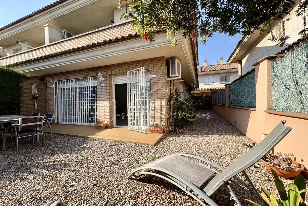Casa aparellada amb terrassa en venda a Carrer Artur Martorell