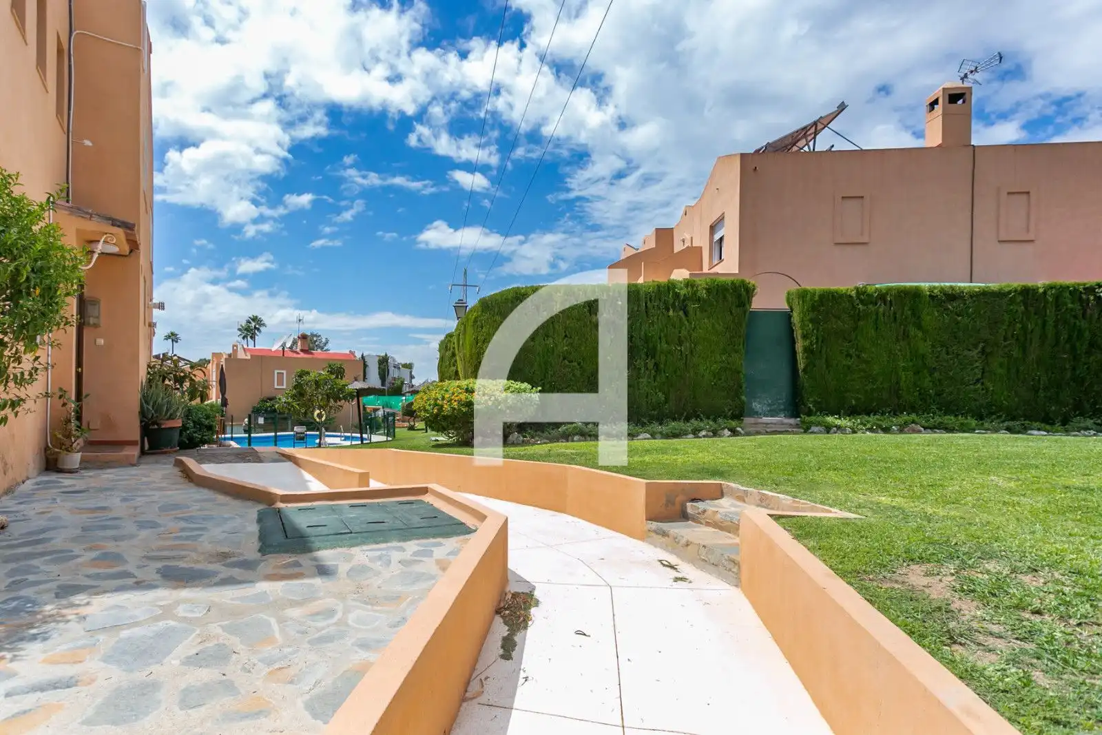 Garten von Einfamilien-Reihenhaus zum Verkauf in Estepona mit Heizung, Terrasse und Schwimmbad