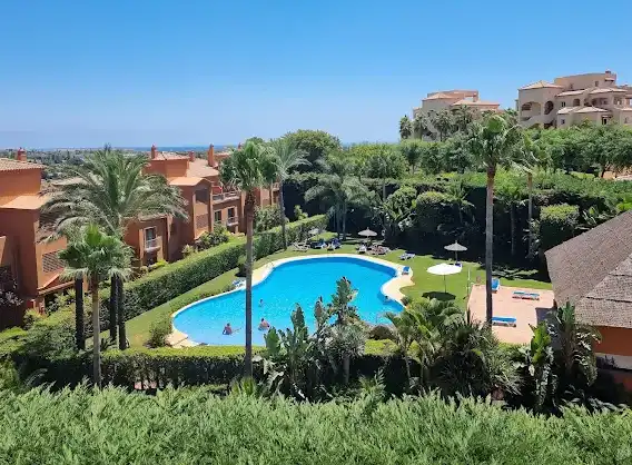 Jardín de Piso en venta en Benahavís con Balcón y Piscina comunitaria