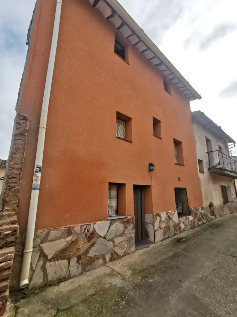 Vista exterior de Casa o xalet en venda en Entrena amb Calefacció, Terrassa i Traster