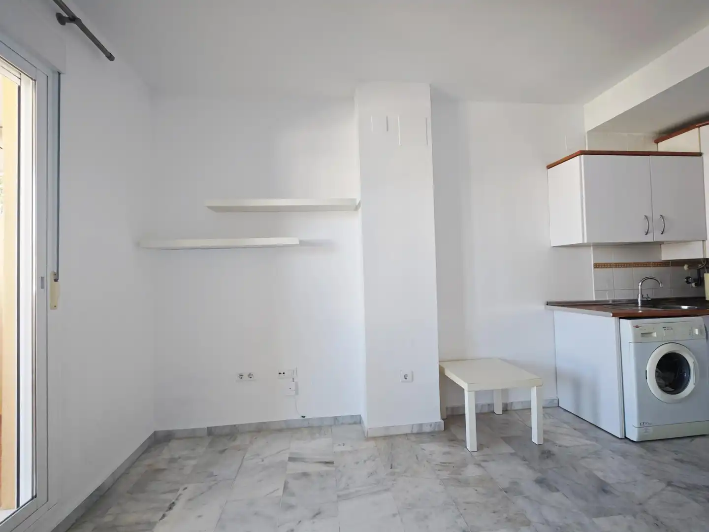 Cocina de Estudio de alquiler en Fuengirola con Aire acondicionado, Jardín privado y Terraza