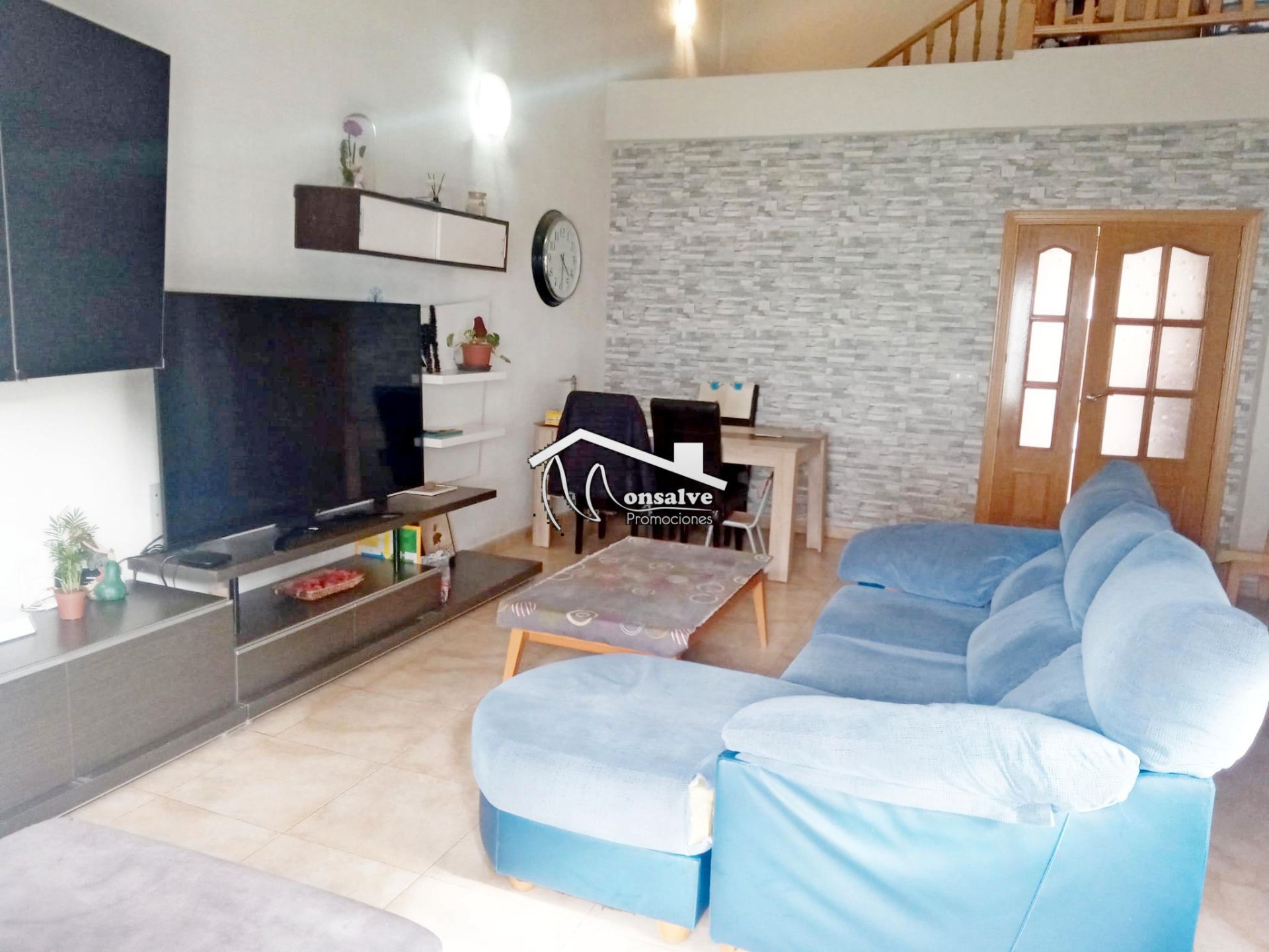 Sala d'estar de Casa adosada en venda en Esquivias amb Calefacció, Jardí privat i Forn