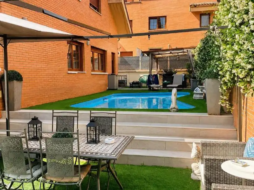 Casa aparellada amb piscina en venda a Calle José Lombana 1, imagen 3