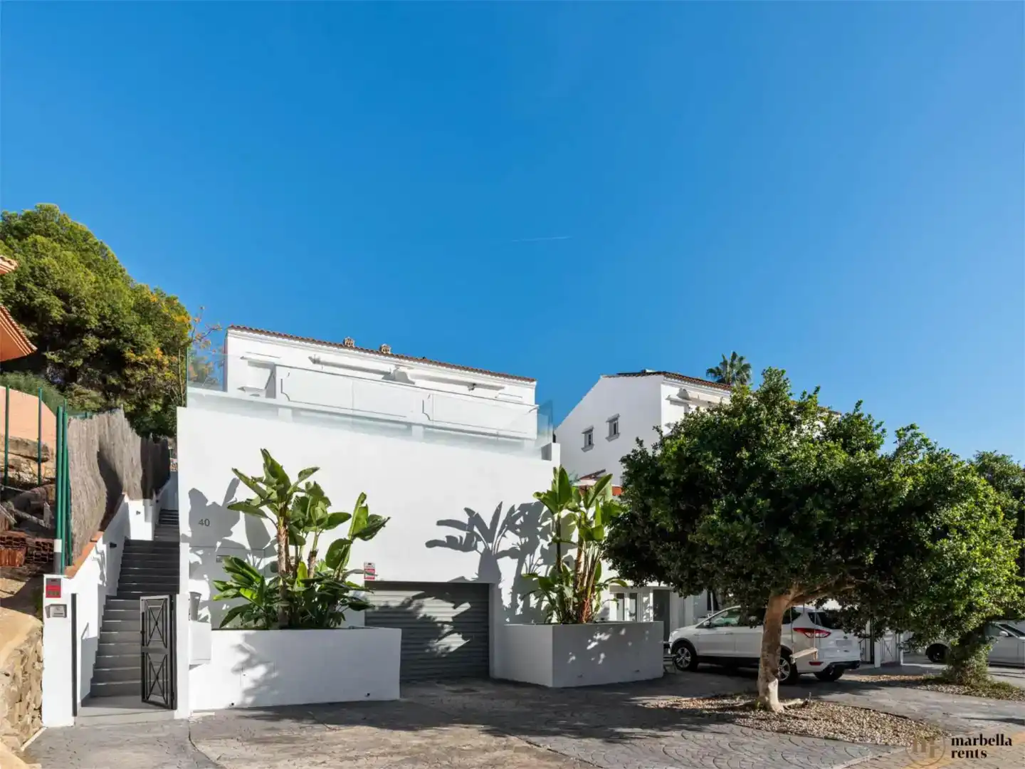 Vista exterior de Casa adosada en venda en Marbella amb Aire condicionat, Piscina i Balcó