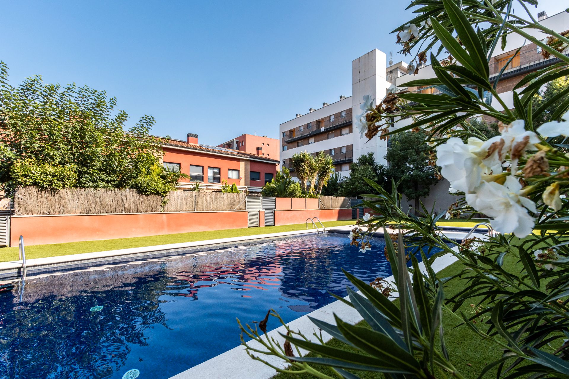 Piscina de Casa o xalet en venda en Sabadell amb Aire condicionat, Calefacció i Jardí privat