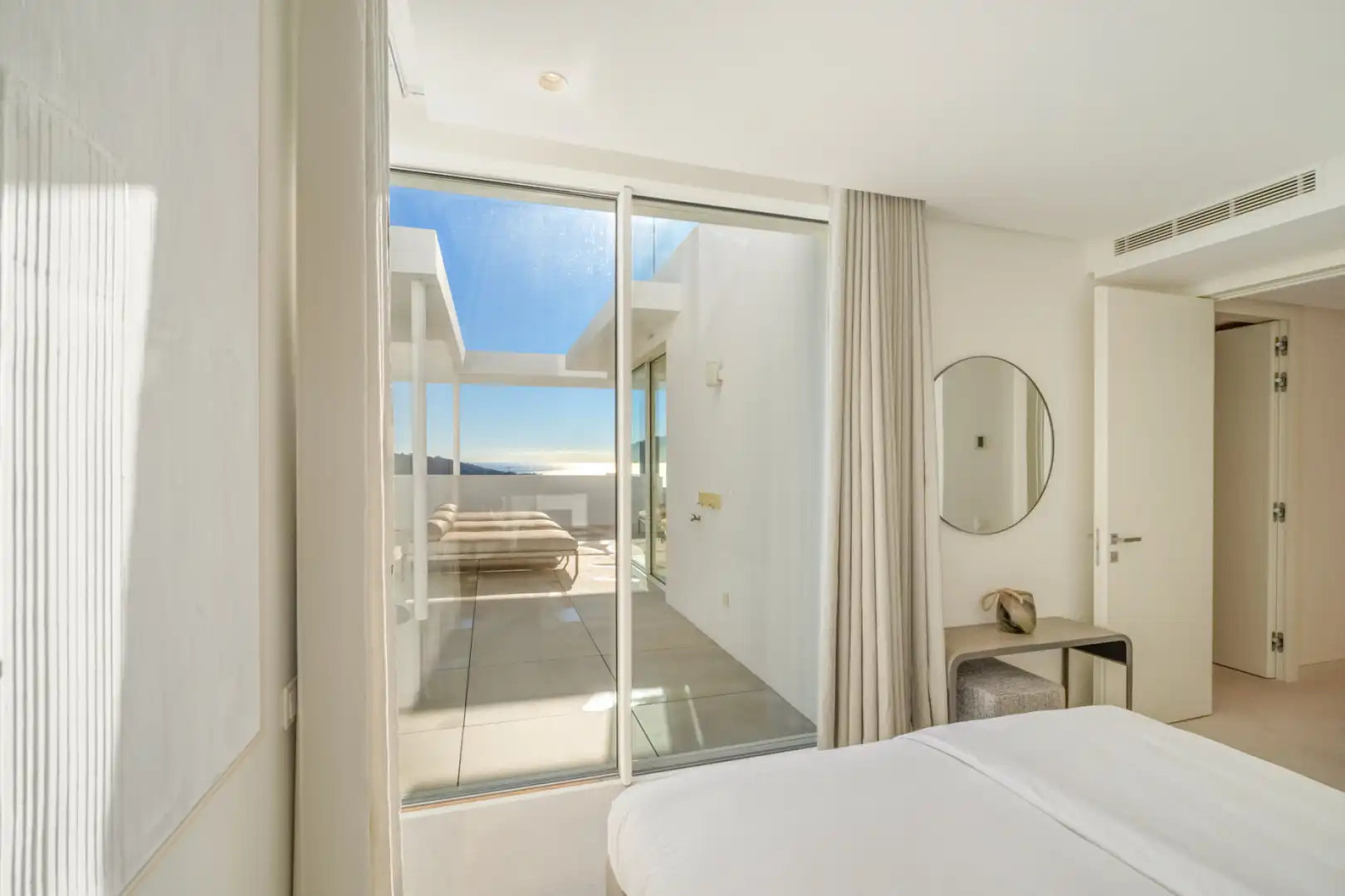 Habitación de Ático en venta en Marbella con Aire acondicionado, Terraza y Trastero