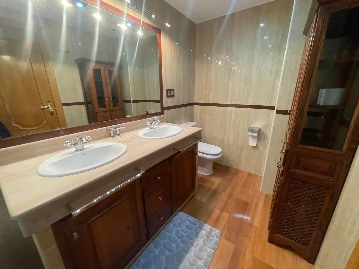 Baño de Piso de alquiler en Granada con Aire acondicionado, Calefacción y Amueblado