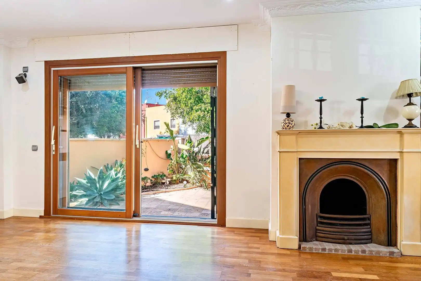Sala d'estar de Casa o xalet en venda en Almería amb Jardí privat, Terrassa i Alarma