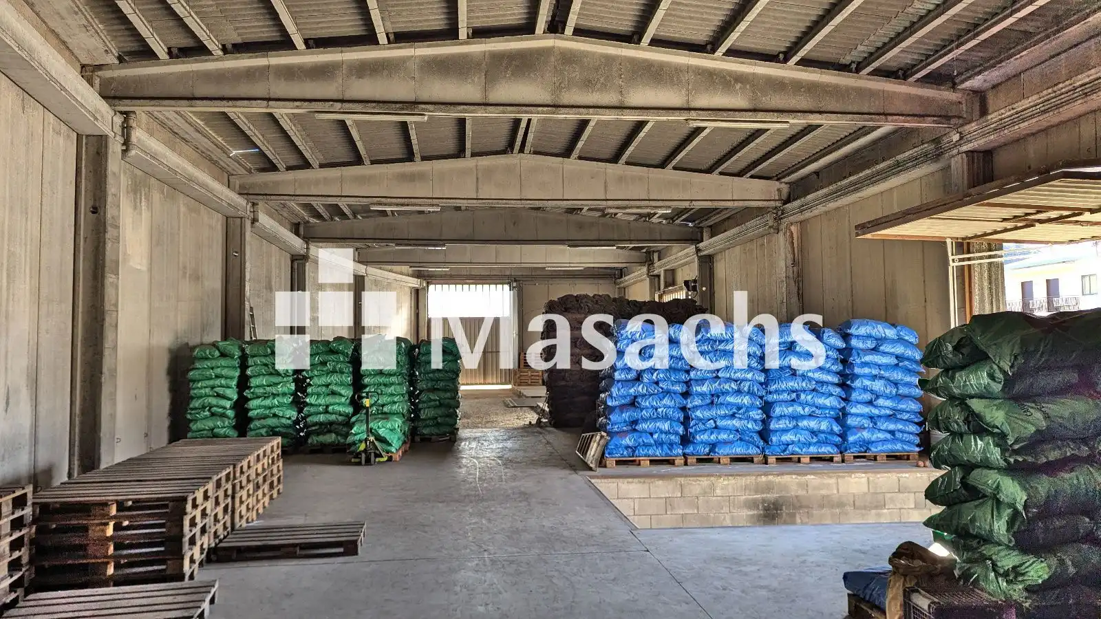 Außenansicht von Fabrikhallen zur Miete in Girona
