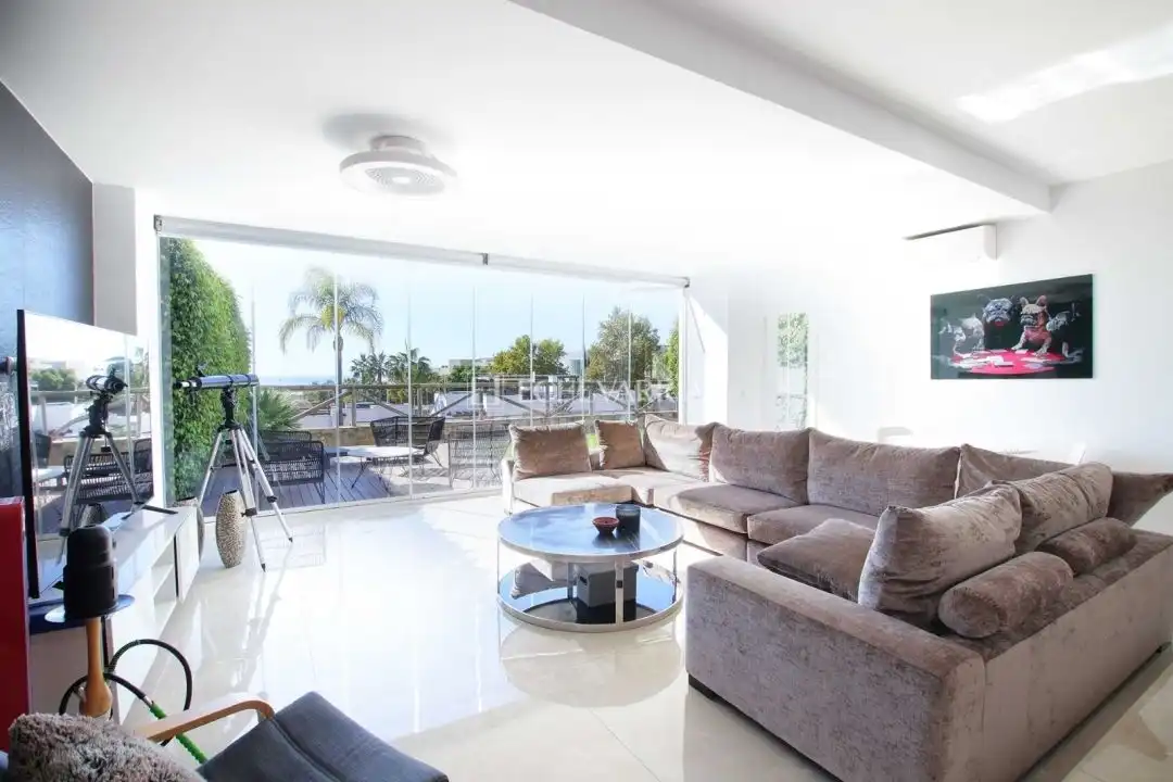 Sala d'estar de Casa adosada en venda en Marbella amb Aire condicionat, Calefacció i Jardí privat