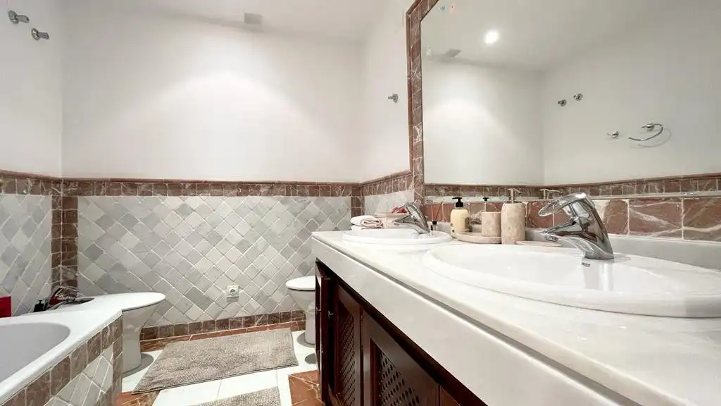 Bathroom of Ground floor for rent in Marbella  with Air Conditioner, Private garden and Terrace
