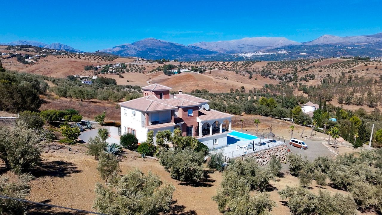 Vista exterior de Casa o xalet en venda en Viñuela amb Aire condicionat, Terrassa i Piscina