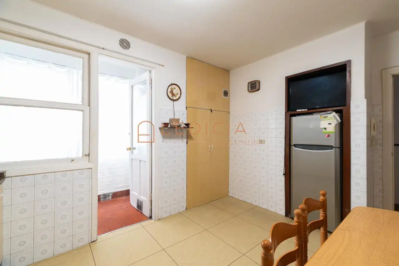 Cuina de Pis en venda en Vigo  amb Calefacció, Parquet i Moblat