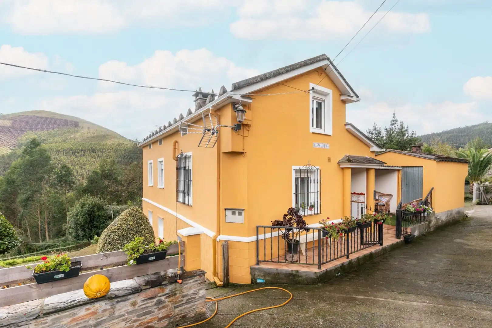 Exterior view of Houses for sale in Castropol, Asturias