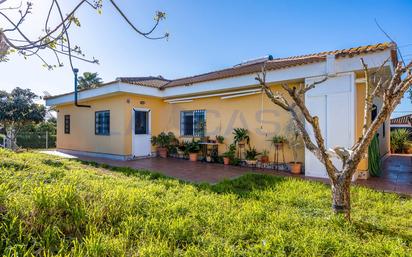 Vista exterior de Casa o xalet en venda en La Puebla del Río amb Aire condicionat i Piscina