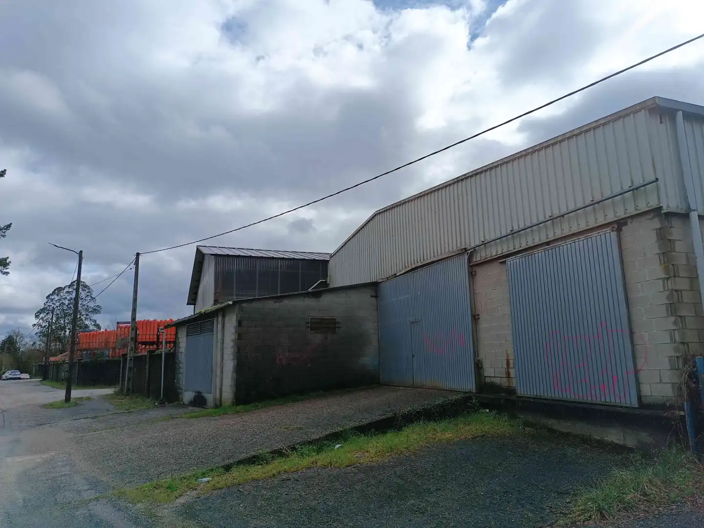 Außenansicht von Fabrikhallen zum Verkauf in Guitiriz