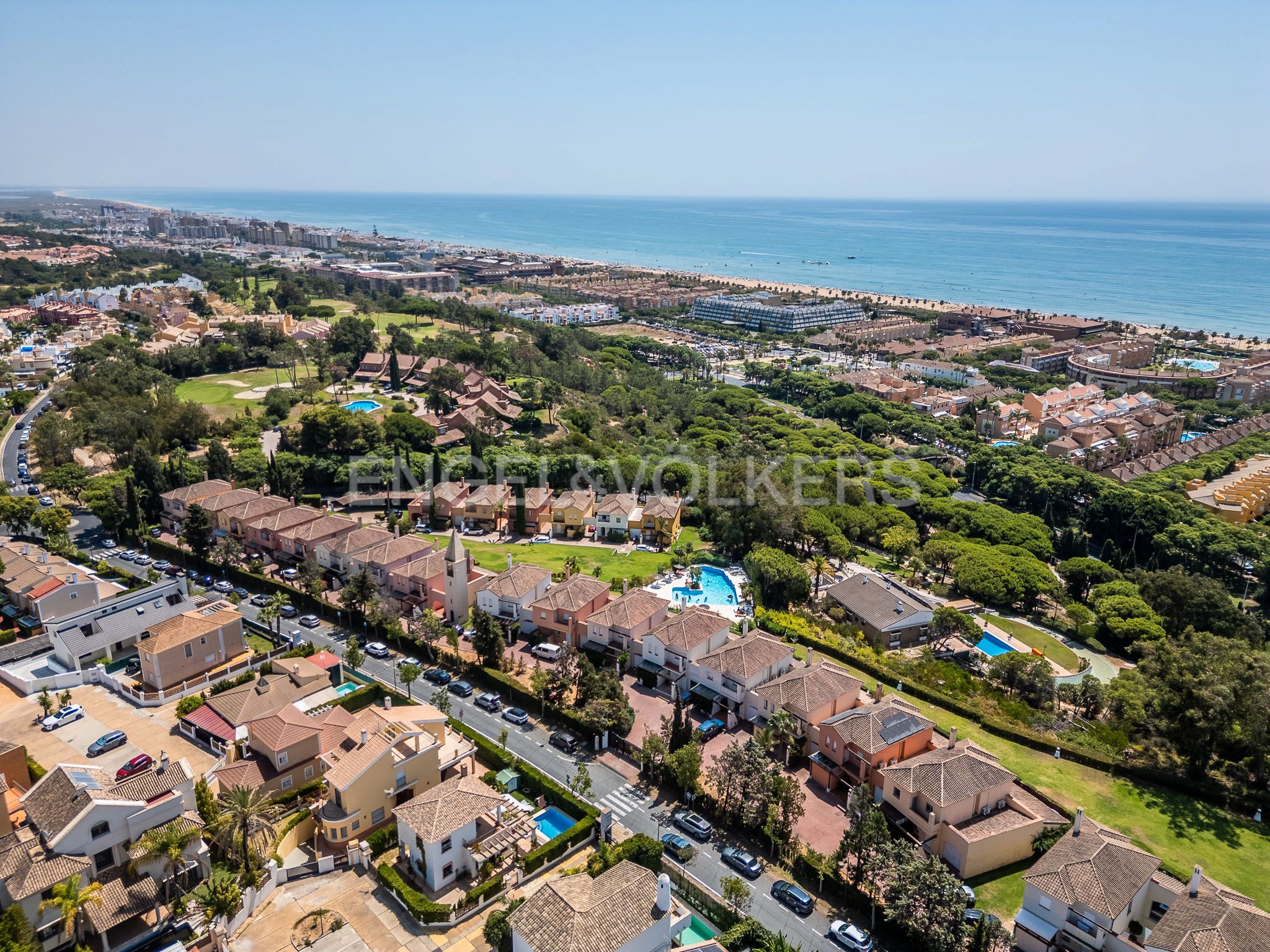 Vista exterior de Casa o xalet en venda en Islantilla amb Aire condicionat, Calefacció i Jardí privat