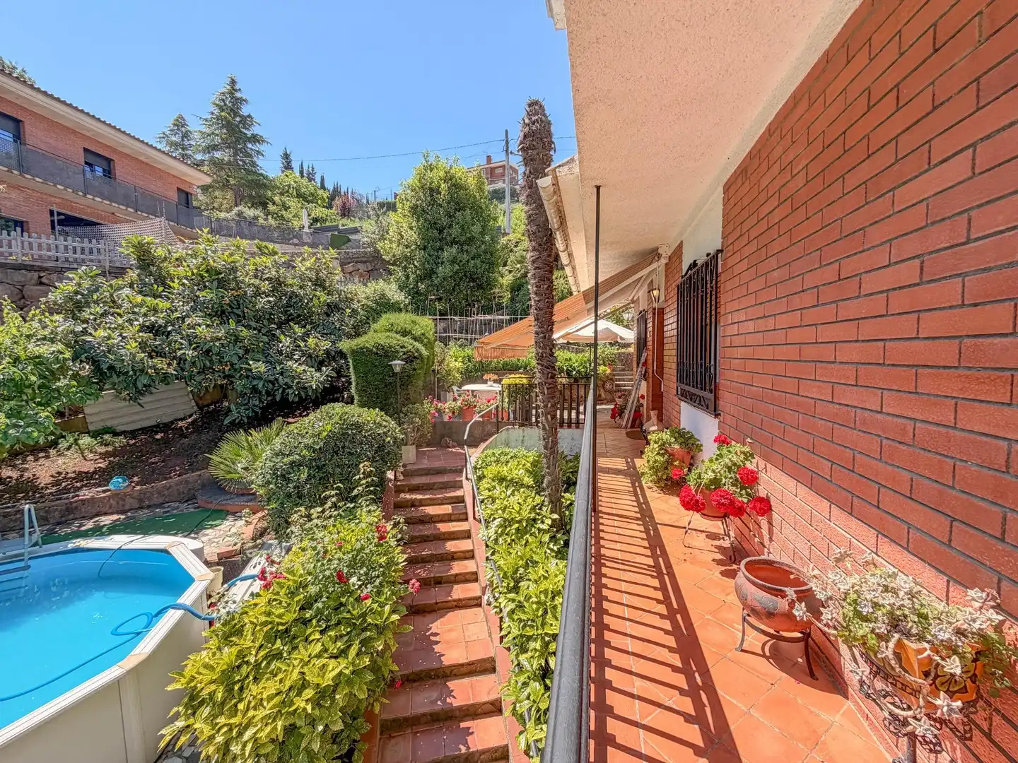 Vista exterior de Casa o xalet en venda en Castellví de Rosanes amb Aire condicionat, Calefacció i Jardí privat