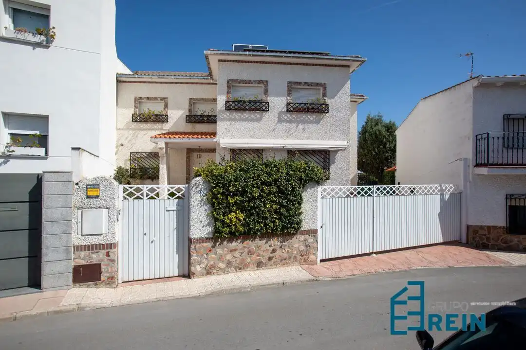 Vista exterior de Casa o xalet en venda en Añover de Tajo amb Aire condicionat, Calefacció i Jardí privat