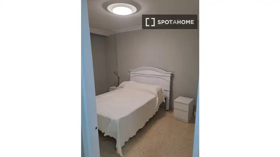Dormitori de Apartament per a compartir en Sevilla amb Aire condicionat, Terrassa i Moblat