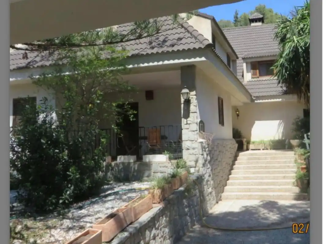 Chalet con piscina en venta en Calle de Jacinto Benavente 3