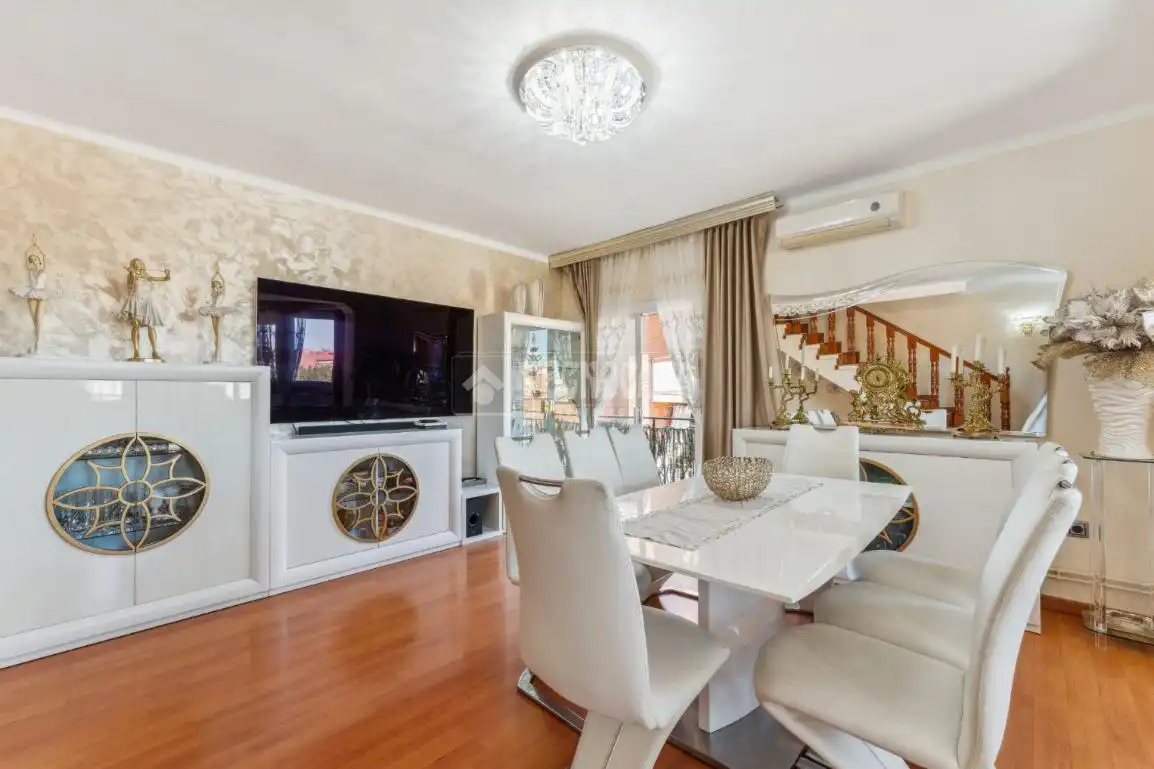 Sala de estar de Piso en venta en Cornellà de Llobregat con Aire acondicionado, Calefacción y Terraza