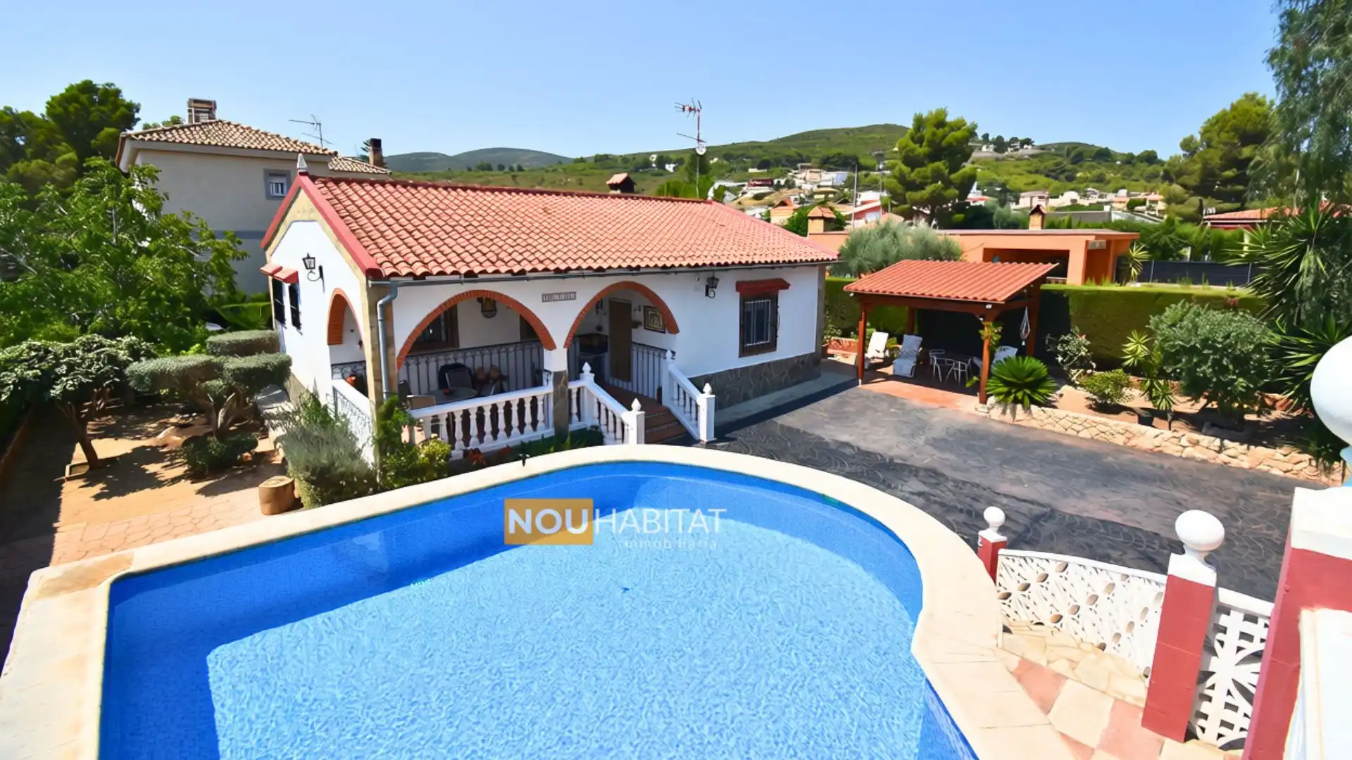 Villa mit Pool zum Verkauf in Montroi / Montroy