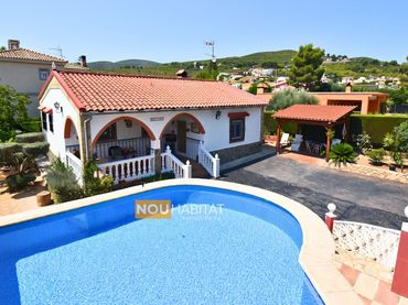 Chalet con piscina en venta en Montroi / Montroy