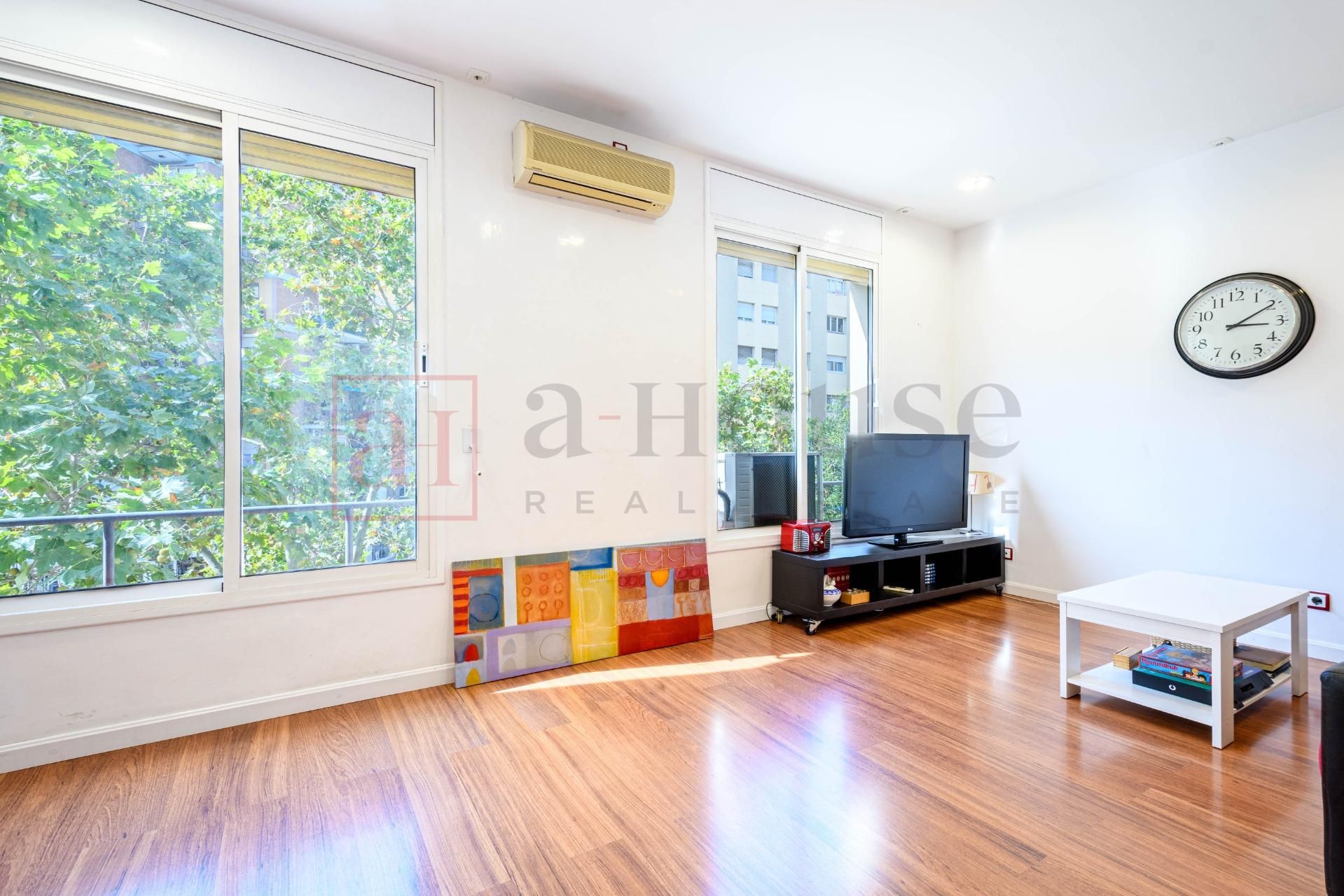 Exterior view of Flat for sale in  Barcelona Capital  with Air Conditioner and Heating
