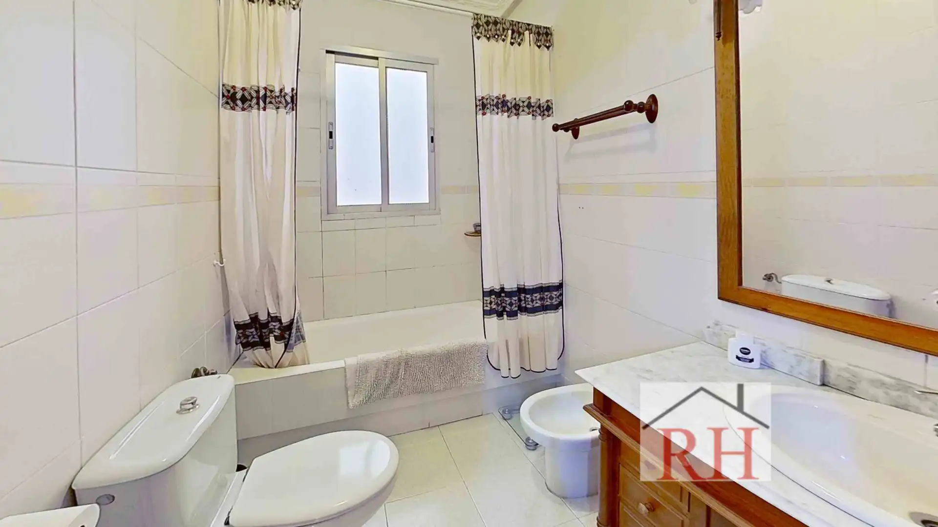 Baño de Casa adosada en venta en Alcalá de Henares con Aire acondicionado, Calefacción y Jardín privado