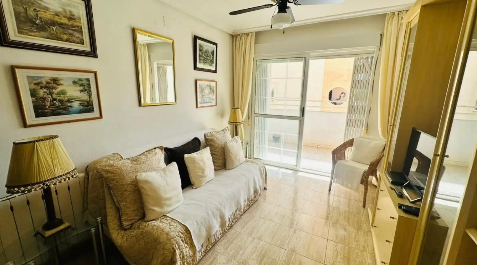 Sala d'estar de Apartament en venda en Torrevieja amb Moblat i Piscina comunitària