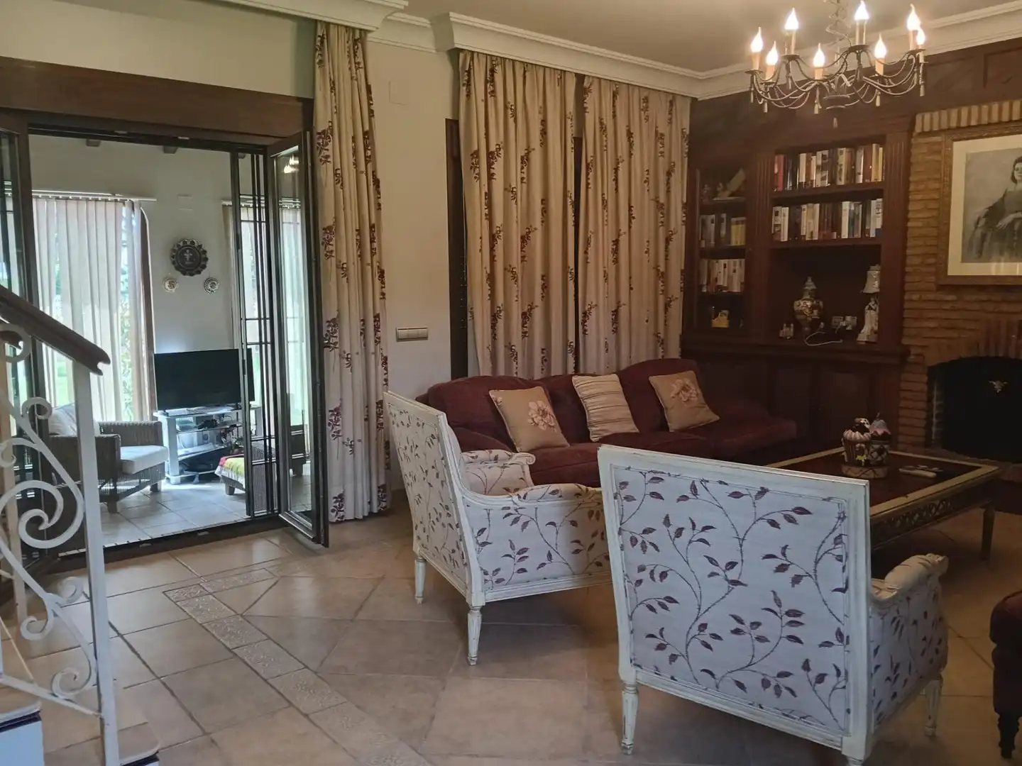 Sala d'estar de Casa o xalet en venda en Conil de la Frontera amb Aire condicionat, Jardí privat i Terrassa