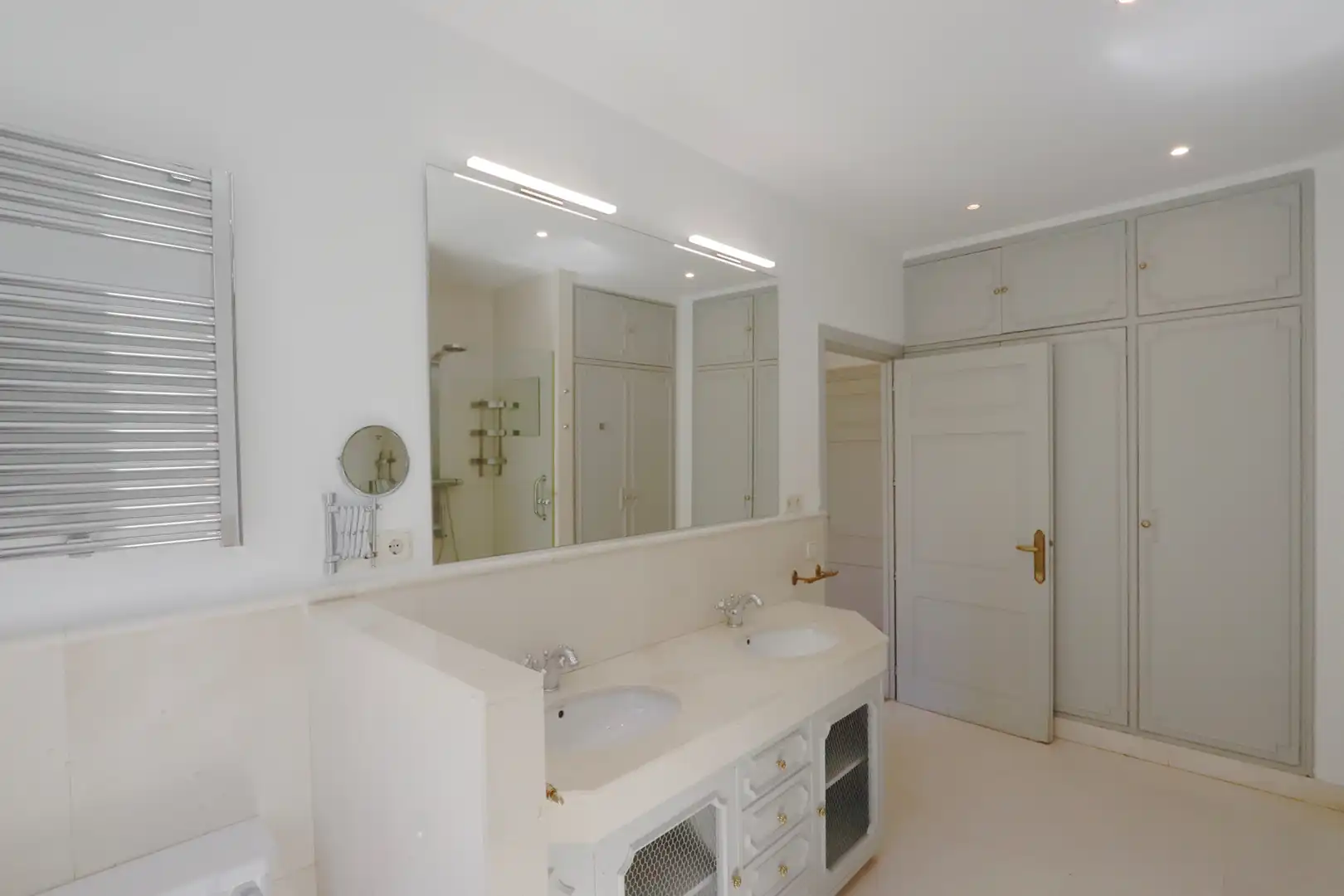 Bathroom of Flat for rent in Madrid  with Air Conditioner, Heating and Parquet flooring