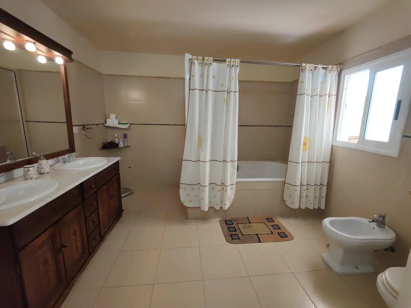 Badezimmer von Haus oder Chalet zum Verkauf in Adeje mit Privatgarten, Terrasse und Möbliert