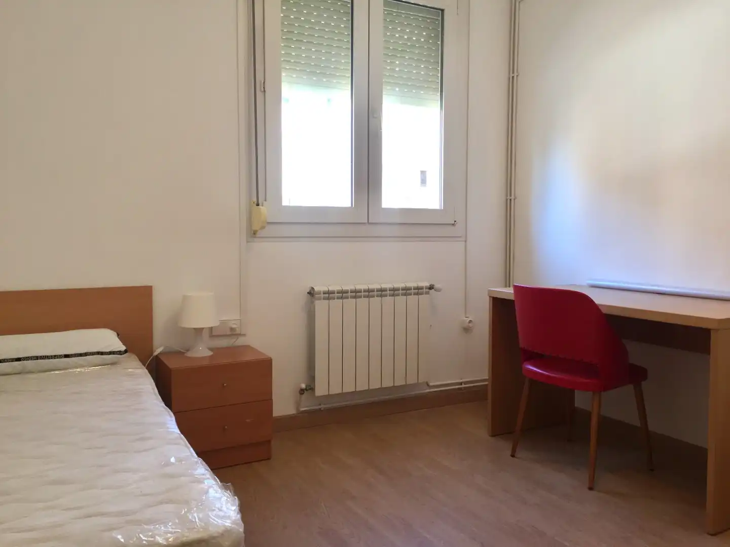 Dormitori de Apartament de lloguer en Girona amb Calefacció, Moblat i TV