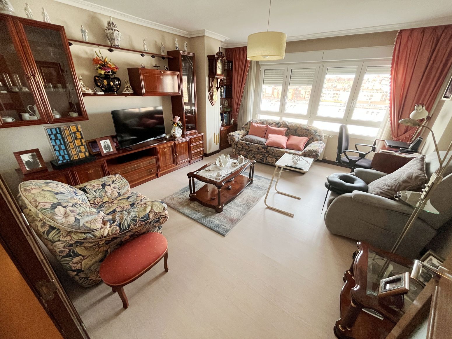 Sala d'estar de Pis en venda en Avilés amb Calefacció i Terrassa