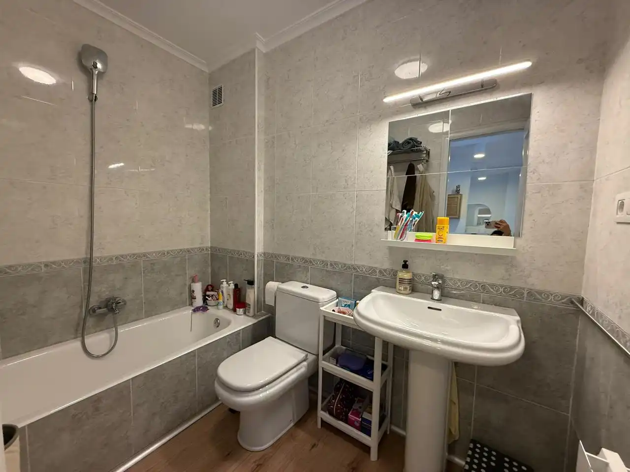 Bathroom of Flat for sale in Castro-Urdiales  with Heating, Parquet flooring and Storage room