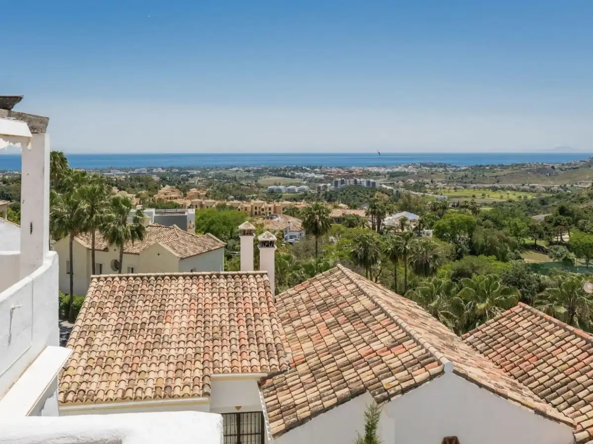 Vista exterior de Casa adosada en venta en Benahavís con Terraza y Piscina comunitaria