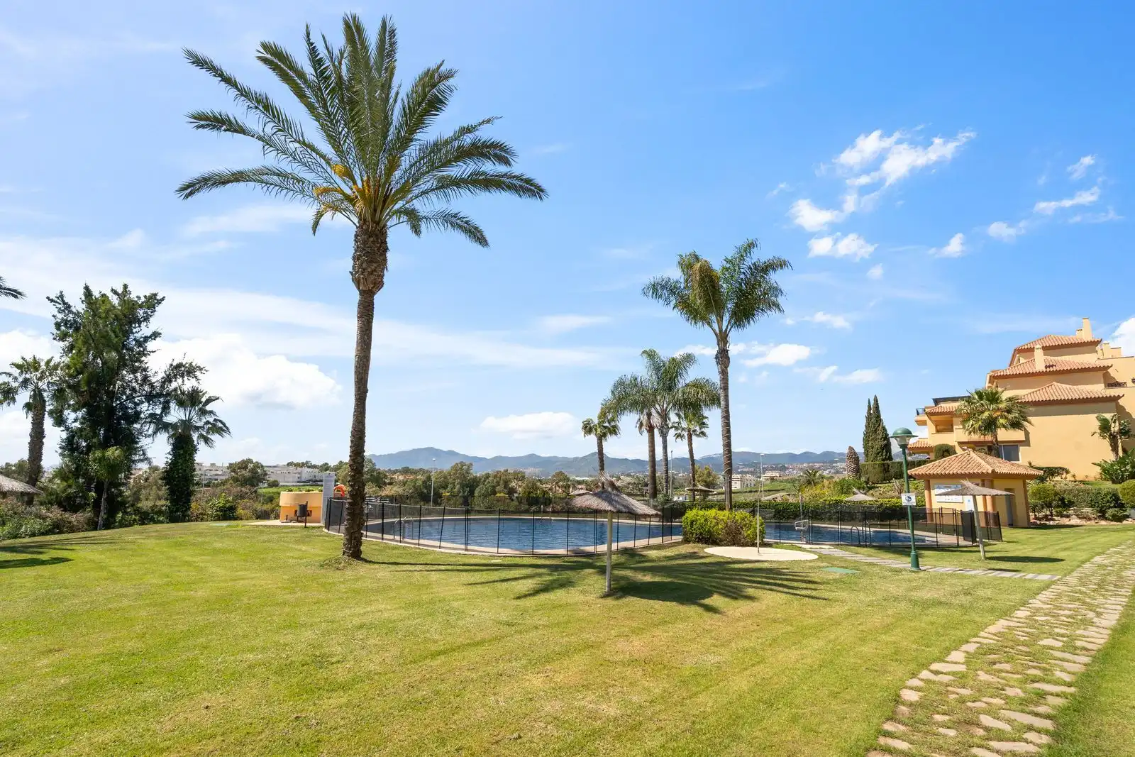 Jardín de Apartamento en venta en Marbella con Terraza, Amueblado y Piscina comunitaria