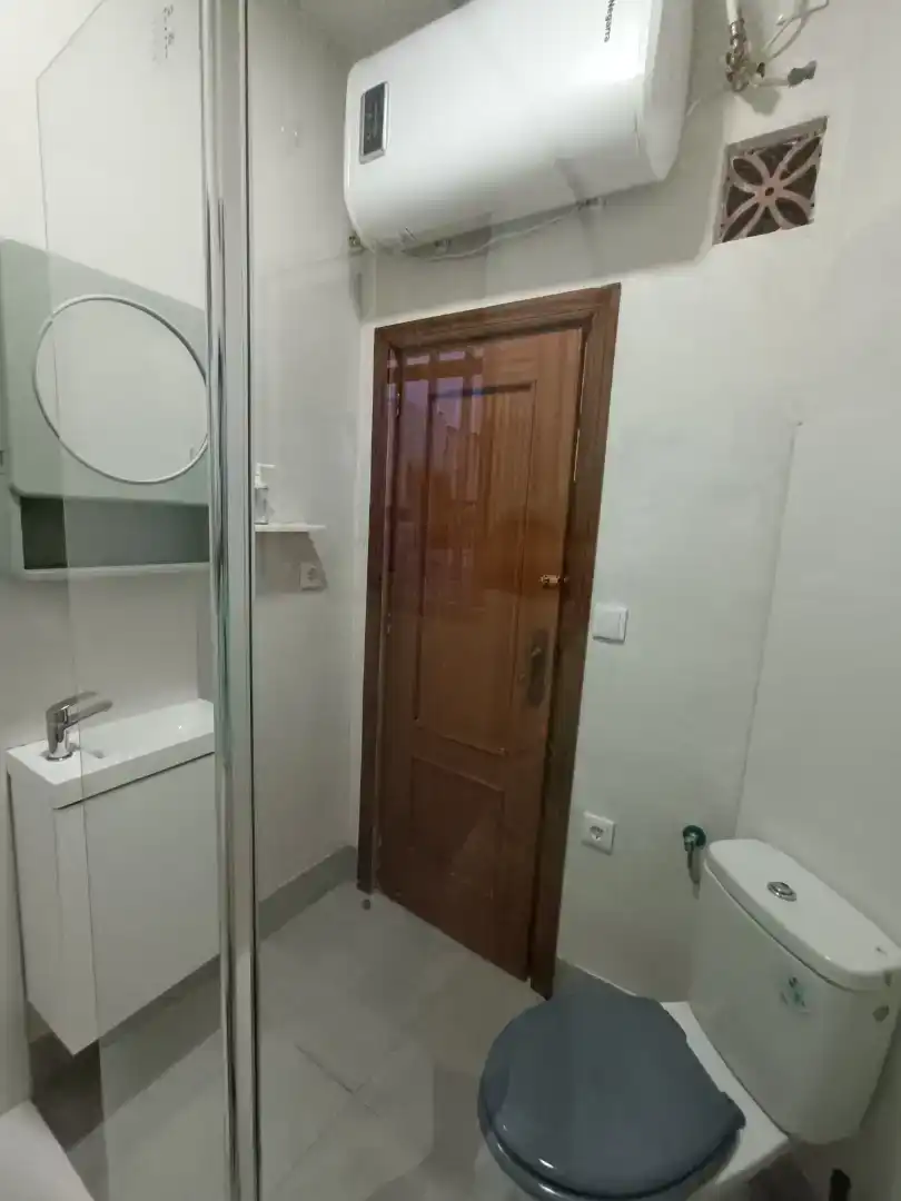 Bathroom of Flat for rent in  Sevilla Capital  with Air Conditioner