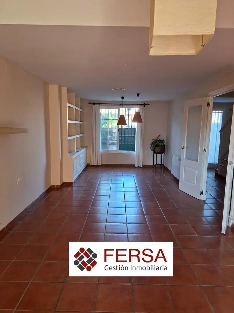 Sala d'estar de Casa adosada en venda en El Puerto de Santa María amb Aire condicionat, Calefacció i Jardí privat
