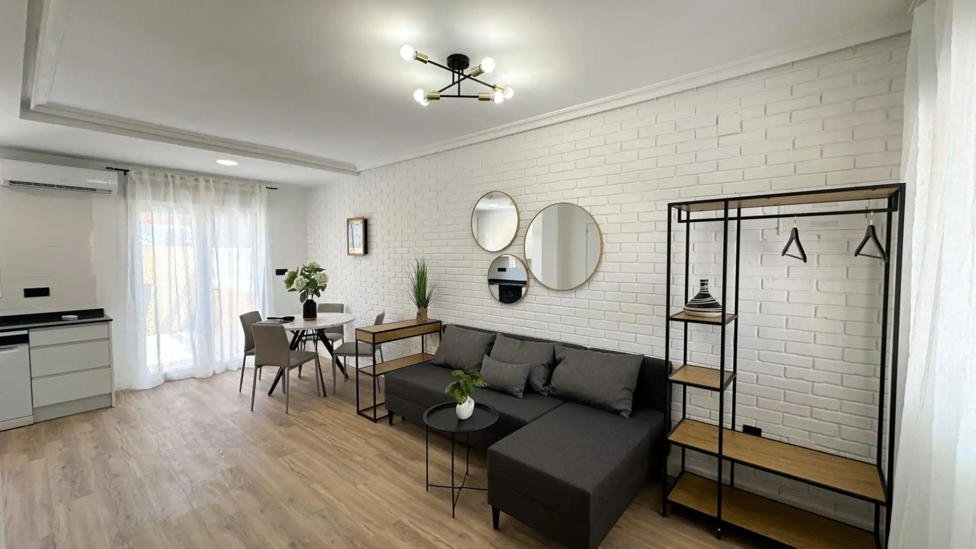 Sala d'estar de Casa adosada en venda en Orihuela amb Aire condicionat, Terrassa i Moblat