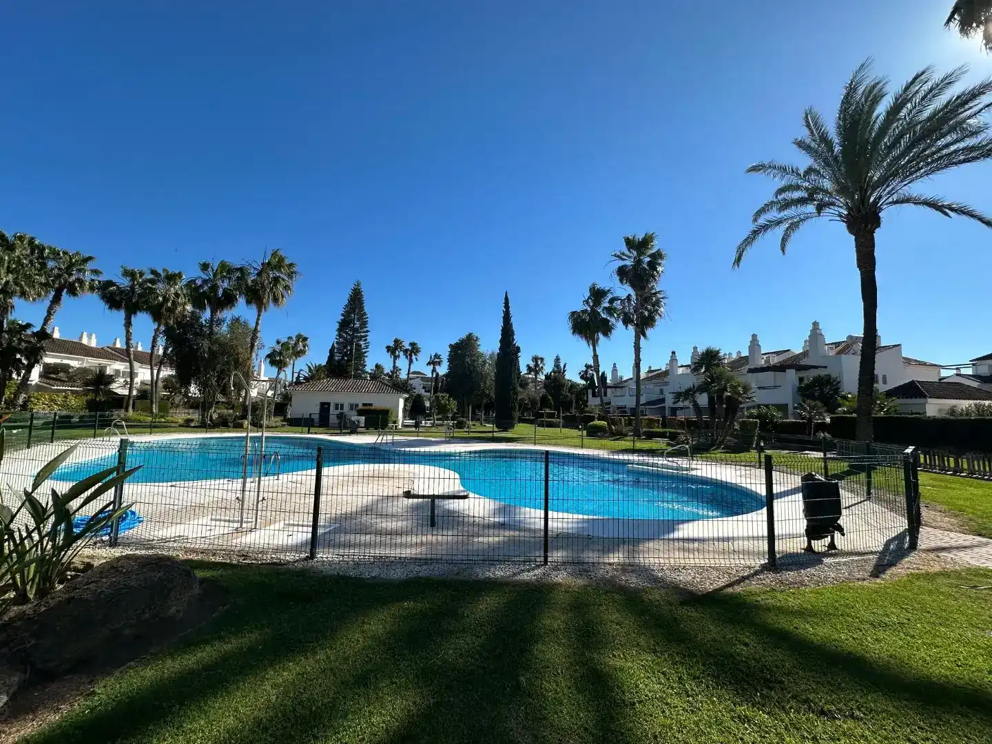 Schwimmbecken von Wohnung zur Miete in Rota mit Klimaanlage, Schwimmbad und Balkon