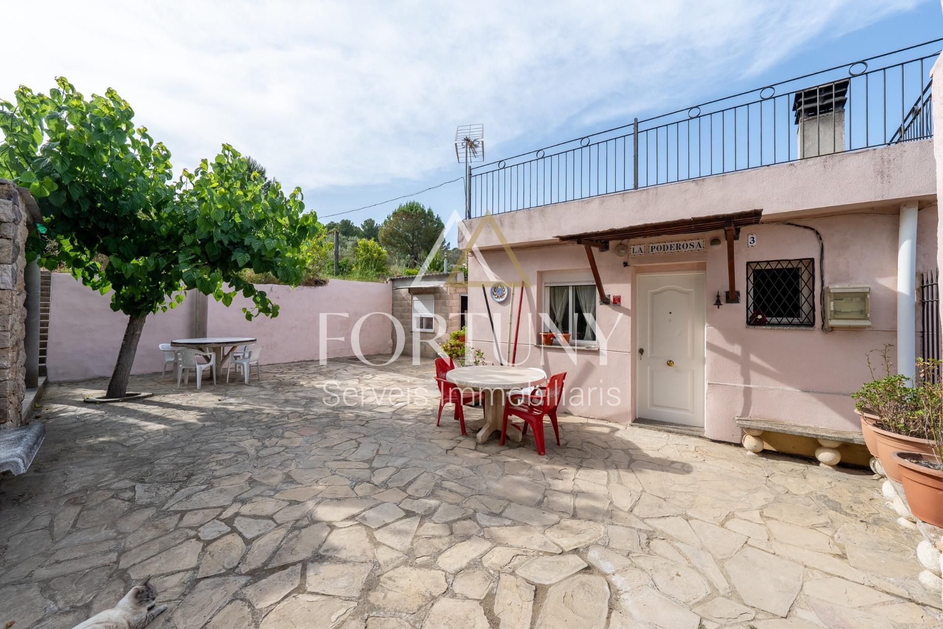 Vista exterior de Casa o xalet en venda en Castellvell del Camp amb Jardí privat i Piscina comunitària