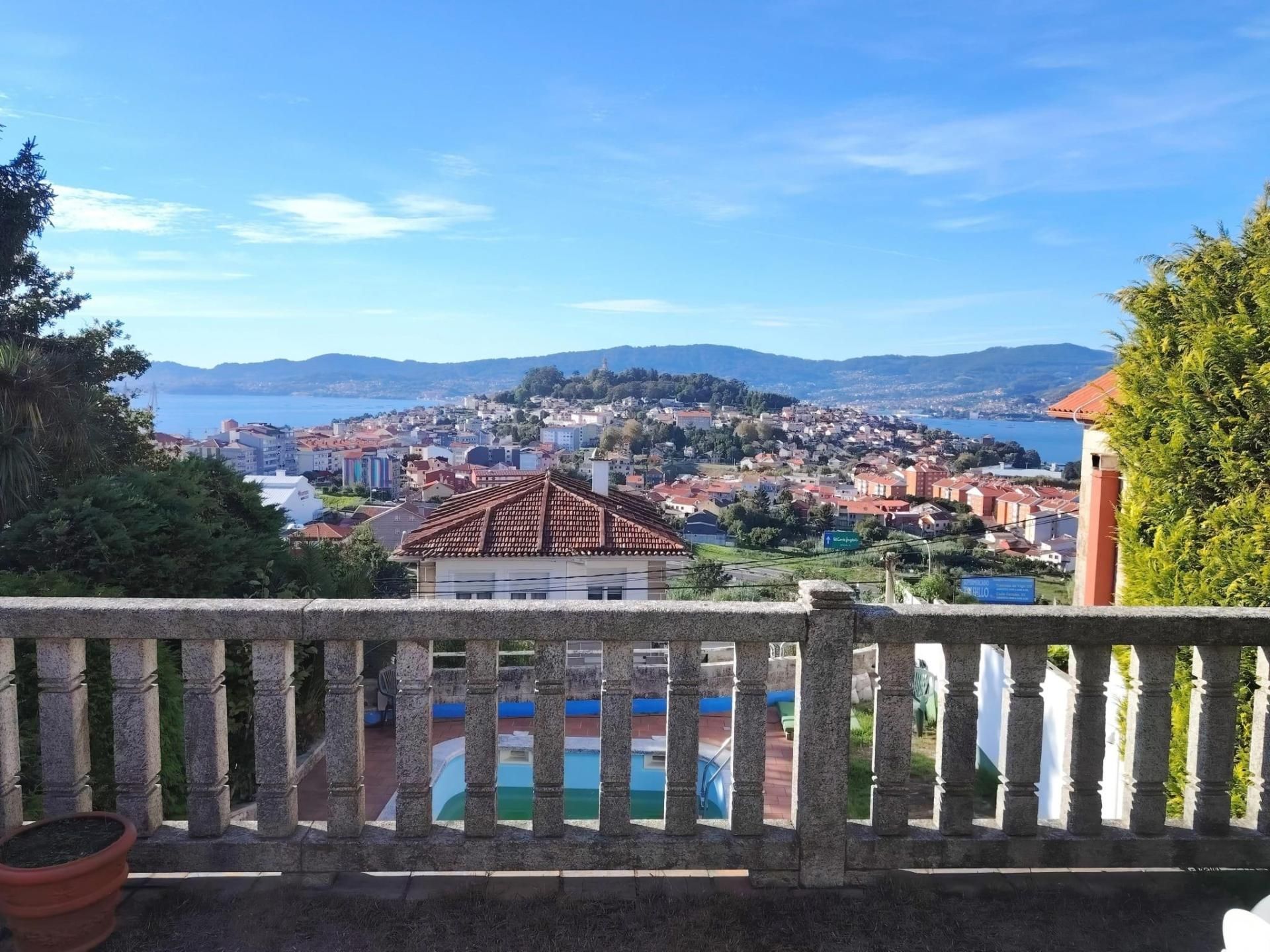 Vista exterior de Casa o xalet en venda en Vigo  amb Terrassa, Piscina i Balcó