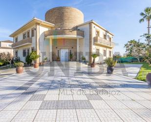 Vista exterior de Casa o xalet en venda en Badajoz Capital amb Aire condicionat, Terrassa i Piscina